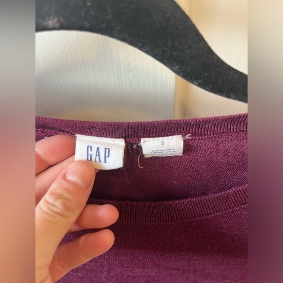 GAP Extra Fine 100% Merino Wool Plum Sweater Size Small - Picture 2 of 4